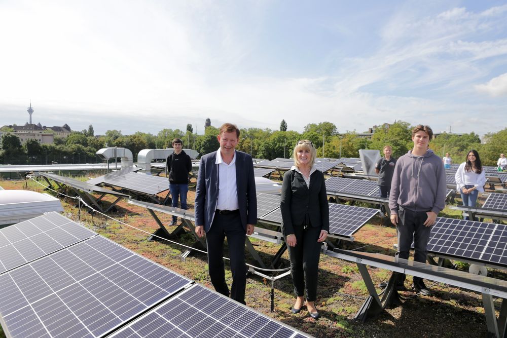 Solarstrom von Düsseldorfer Schulen Die Carl-Benz-Realschule ist bereits mit einer Photovoltaikanlage ausgestattet: Stadtdirektor Burkhard Hintzsche und Schulleiterin Bettina Peiffer mit Schüler*innen auf dem Dach des Gebäudes an der Lewitstraße. (Foto: Landeshauptstadt Düsseldorf/Ingo Lammert)