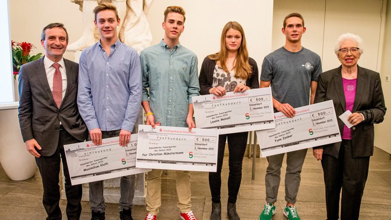 Maximilian, Per, Leonie und Fynn (Mitte von links) freuen sich mit OB Geisel und der Stiftungsvorsitzenden Smeets über die Ehrung und den Scheck. Stadt Düsseldorf, Malte Krudewig