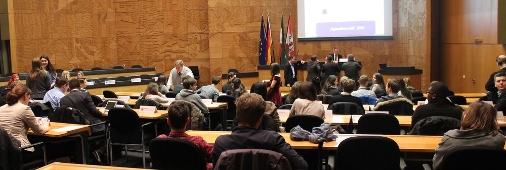 Ihr könnt Anträge beim Jugendrat für eigene Aktionen stellen Der Jugendrat hat beschlossen, dass Jugendgruppen Anträge für eigene Projekte an ihn stellen können. Diese Projekte müssen zu dem Bundesprogramm „Demokratie Leben“ passen. (Foto: Jonathan)