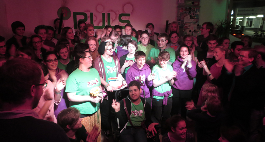Die PULSis und ihre Gäste feiern fünf Jahre Spaß, Politik und Schutzraum im Jugendzentrum PULS. PULS