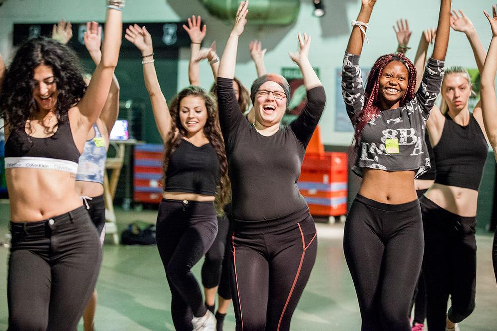 Teilnehmerinnen des Voguing-Tanzworkshops in Aktion (ARTIG Zentrale)