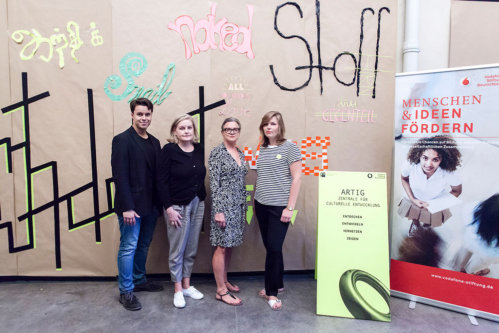Installation im Open Space. v.l.n.r v.l.n.r. Dennis Palmen, ARTIG Zentrale; Dr. Petra Winkelmann, Kulturamt Düsseldorf; Petra Wickenkamp, Vodafone Stiftung Deutschland; Agnes Jaraczewski, ARTIG Zentrale (ARTIG Zentrale)