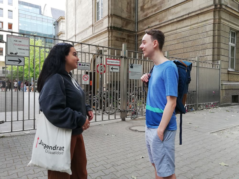 Die Jugendratsmitglieder Paul und Hafida besuchen das Görres-Gymnasium. Hier testete der Jugendrat die Ausgabe kostenfreier Menstruationsprodukte. (Foto: jt/youpod) Die Jugendratsmitglieder Paul und Hafida besuchen das Görres-Gymnasium. Hier testete der Jugendrat die Ausgabe kostenfreier Menstruationsprodukte. (Foto: jt/youpod)