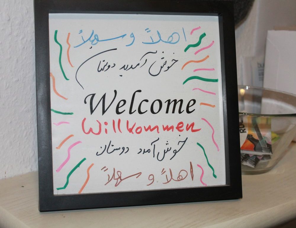 Kommt man durch die Eingangstür der Wohngruppe, wird man direkt auf sechs verschiedenen Sprachen begrüßt. Foto: Jonathan Kommt man durch die Eingangstür der Wohngruppe, wird man direkt auf sechs verschiedenen Sprachen begrüßt. Foto: Jonathan
