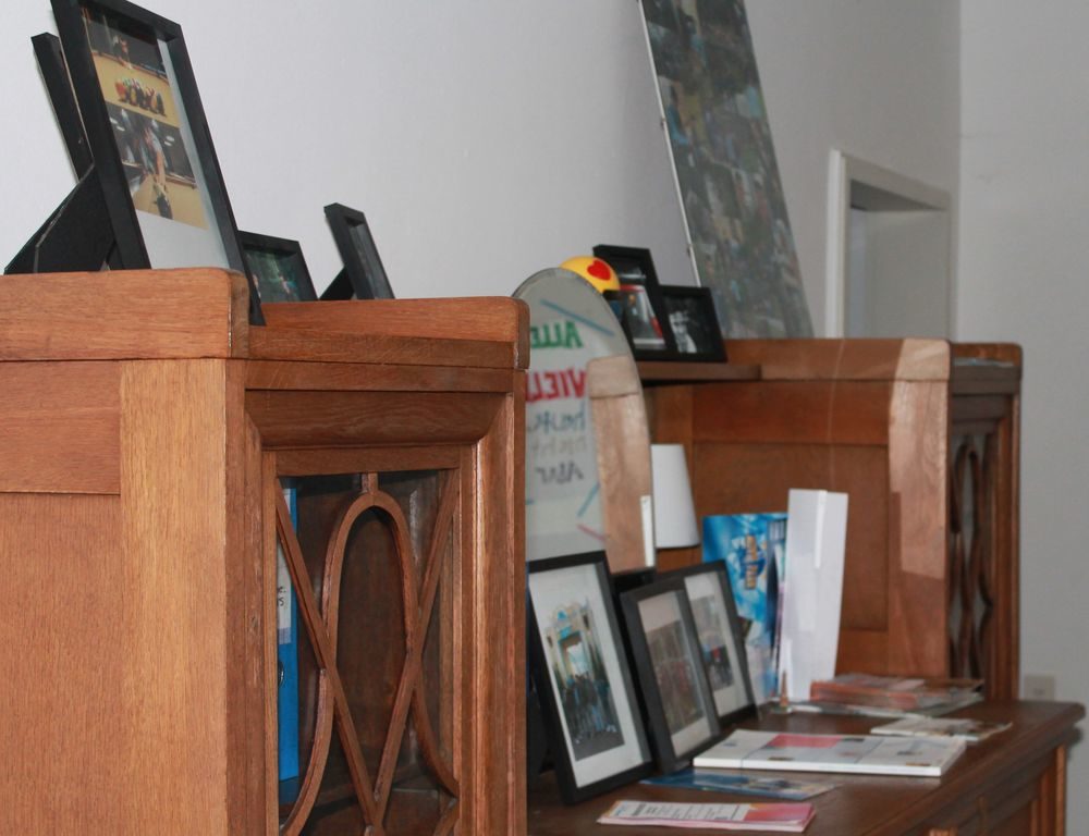 So sieht Heimat aus: eine Kommode mit Bildern der Gruppe. Foto: Jonathan So sieht Heimat aus: eine Kommode mit Bildern der Gruppe. Foto: Jonathan