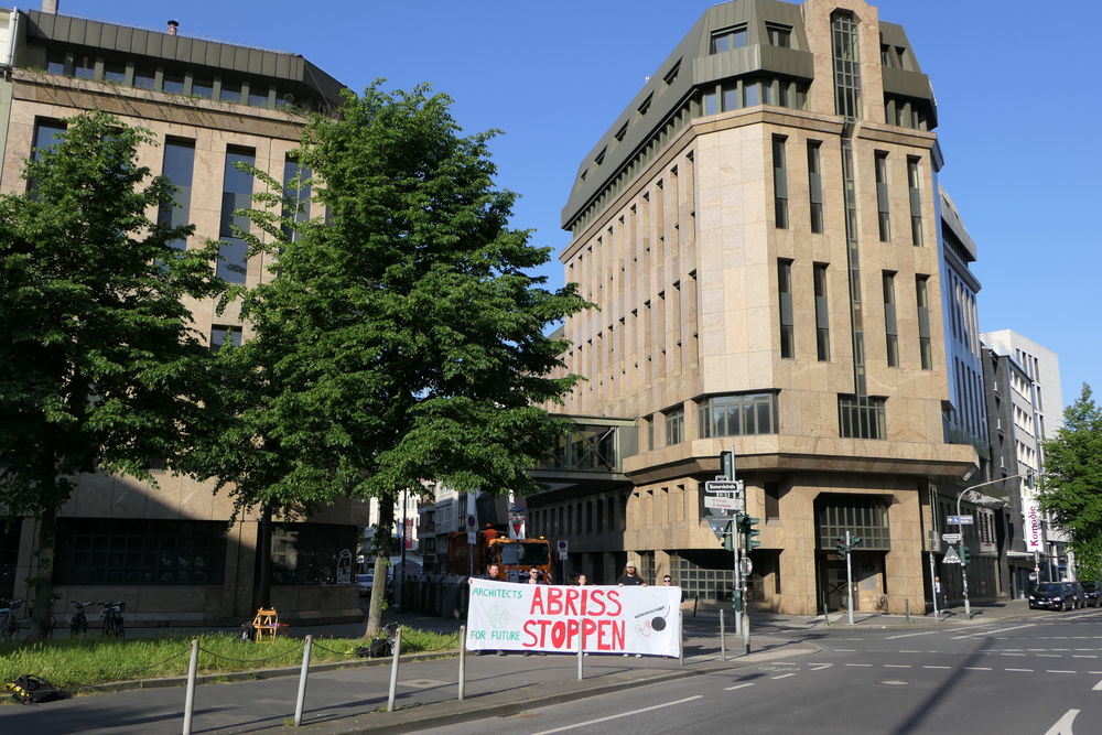 Das große Gebäude an der Ecke Kreuzstr. / Steinstr. fällt durch die Brücke auf, die die beiden Teile verbindet. Jetzt soll es abgerissen werden. (Foto: Youpod / Vivian) Das große Gebäude an der Ecke Kreuzstr. / Steinstr. fällt durch die Brücke auf, die die beiden Teile verbindet. Jetzt soll es abgerissen werden. (Foto: Youpod / Vivian)