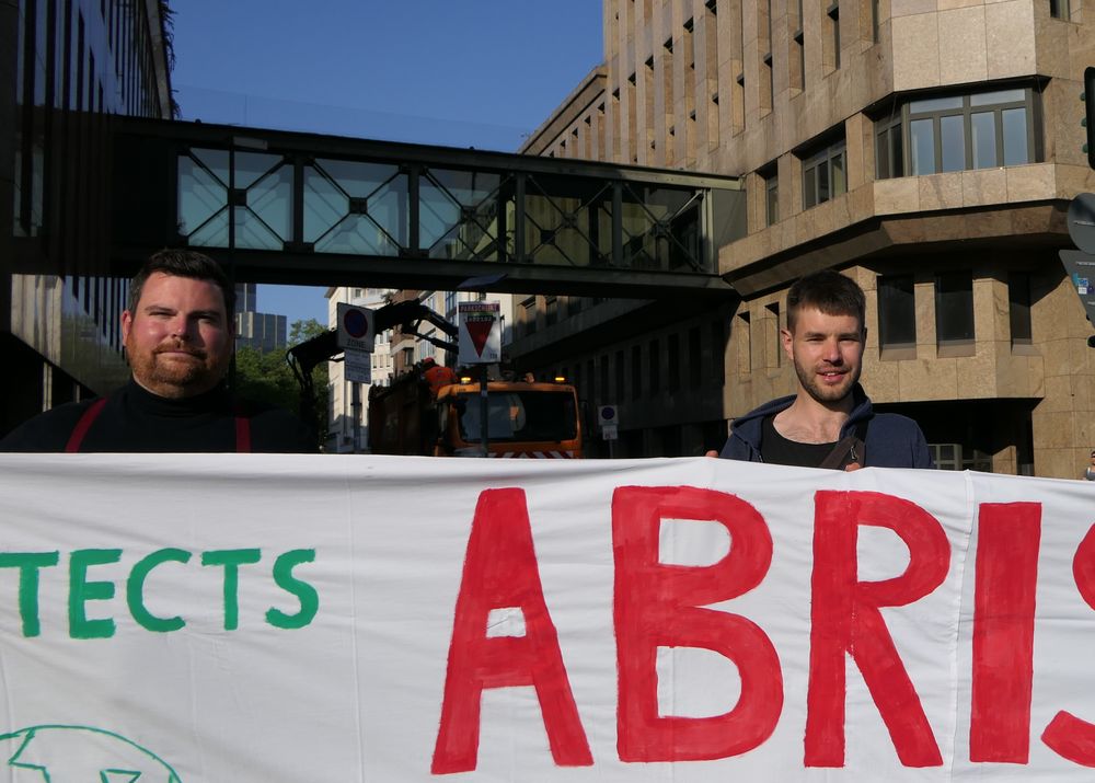 Bauingenieur Tim (links) und Student Yannis (rechts) setzen sich bei Architects for Future für eine nachhaltige Herangehensweise im Bau ein. (Foto: Vivian) Bauingenieur Tim (links) und Student Yannis (rechts) setzen sich bei Architects for Future für eine nachhaltige Herangehensweise im Bau ein. (Foto: Vivian)