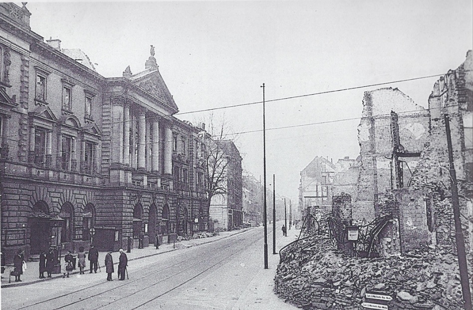 Schadowstraße 1943: Mittlerweile ist Düsseldorf vom Zweiten Weltkrieg schwer gezeichnet. Die meisten Gebäude sind zerstört. Auch wenn in diesem Zustand an Einkaufen nicht zu denken war, wurden nach jedem Luftangriff die Straßen freigeräumt. Stadtarchiv Düsseldorf