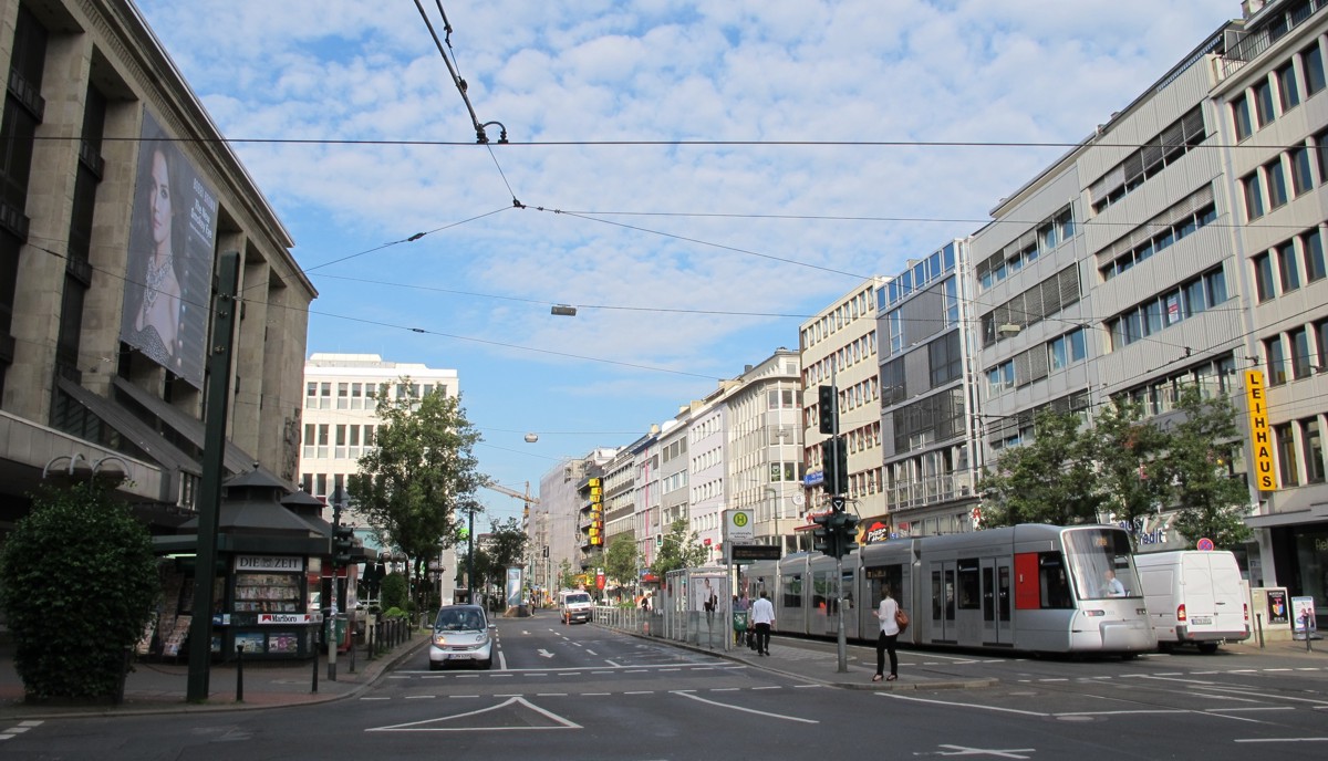 Schadowstraße 2013: Nach dem Krieg wurden die Häuser entlang der Schadowstraße vereinfacht und mit mehreren Etagen wiederaufgebaut. Links ist nun das Karstadt-Warenhaus zu sehen, das die zerstörte Tonhalle in den 1950er Jahren ersetzte. Aurel Gröne