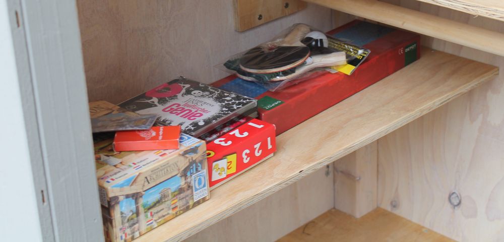 Verschiedene Spiele und eine noch verschlossene Packung Tischtennisschläger liegen schon bereit. (Foto: Jonathan) Verschiedene Spiele und eine noch verschlossene Packung Tischtennisschläger liegen schon bereit. (Foto: Jonathan)