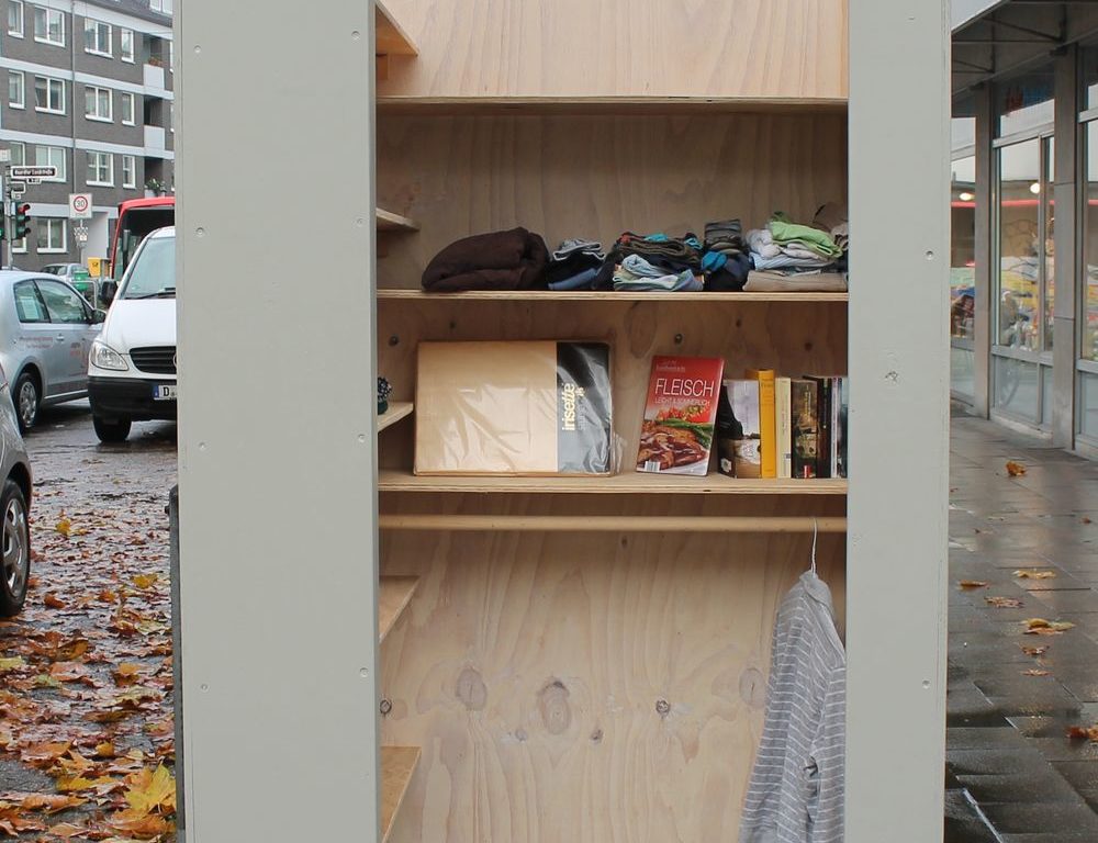 Man sieht direkt, was alles in der Holzhütte steht, denn der Vorhang fehlt noch. (Foto: Jonathan) Man sieht direkt, was alles in der Holzhütte steht, denn der Vorhang fehlt noch. (Foto: Jonathan)