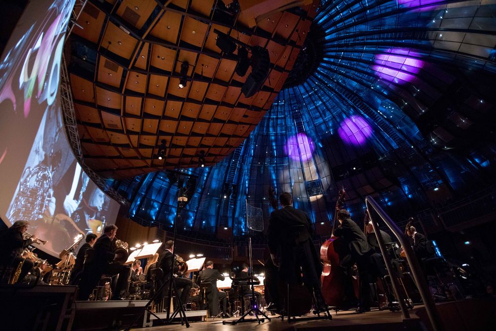 Auch der Sternenhimmel der Tonhalle wurde für das Konzert angeschaltet. (Foto von der Tonhalle Düsseldorf)