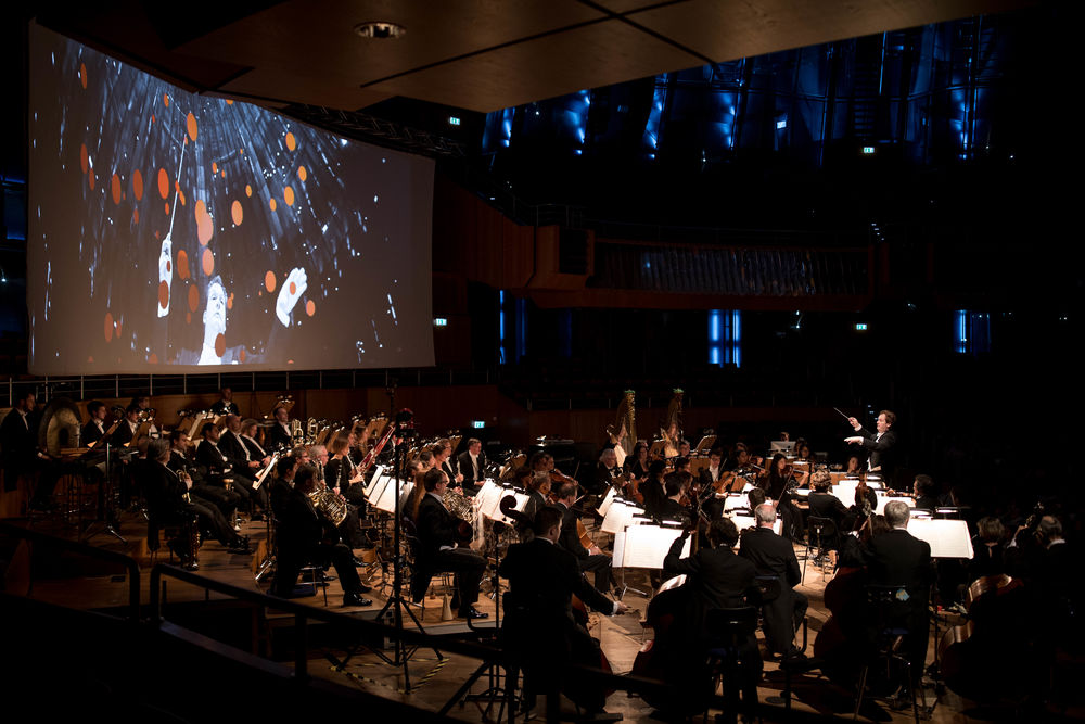 Die Düsseldorfer Symphoniker untermalten die Geschichte des kleinen Prinzen mit klassischer Musik. (Foto von der Tonhalle Düsseldorf)