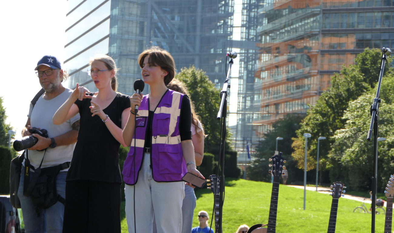 Charlotte (17) stand auch als Moderatorin auf der Bühne der Kundgebung. (Foto: youpod) Charlotte (17) stand auch als Moderatorin auf der Bühne der Kundgebung. (Foto: youpod)