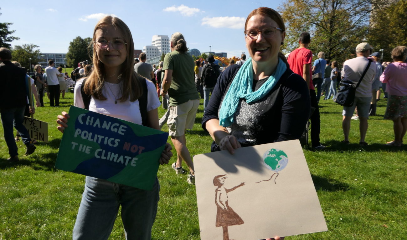 Frederike (18) und Franziska (40) wollen die Politik zum Handeln auffordern. (Foto: youpod) Frederike (18) und Franziska (40) wollen die Politik zum Handeln auffordern. (Foto: youpod)