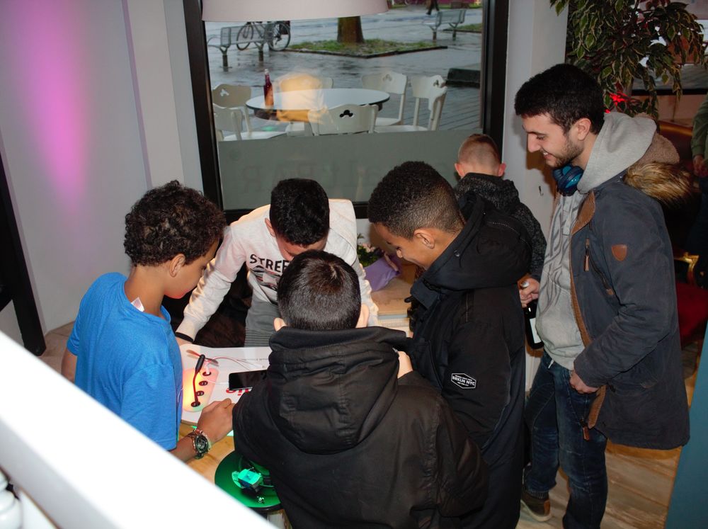 Zu Eröffnung kamen auch Jugendliche aus dem Stadtteil. Ihnen hatte es besonders das Standfahrrad angetan, das Strom erzeugen kann. (Foto: youpod/Charlotte) Zu Eröffnung kamen auch Jugendliche aus dem Stadtteil. Ihnen hatte es besonders das Standfahrrad angetan, das Strom erzeugen kann. (Foto: youpod/Charlotte)