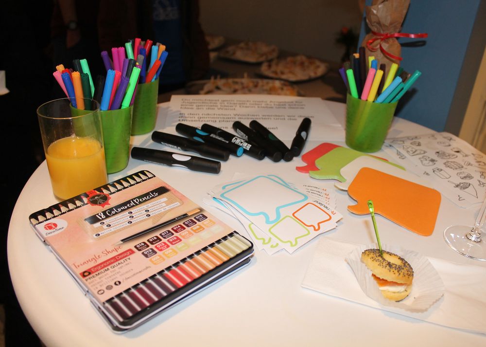 Stifte, Zettel und Aufkleber standen bereit, um die Posterwand weiter zu verschönern. (Foto: Youpod/Charlotte) Stifte, Zettel und Aufkleber standen bereit, um die Posterwand weiter zu verschönern. (Foto: Youpod/Charlotte)