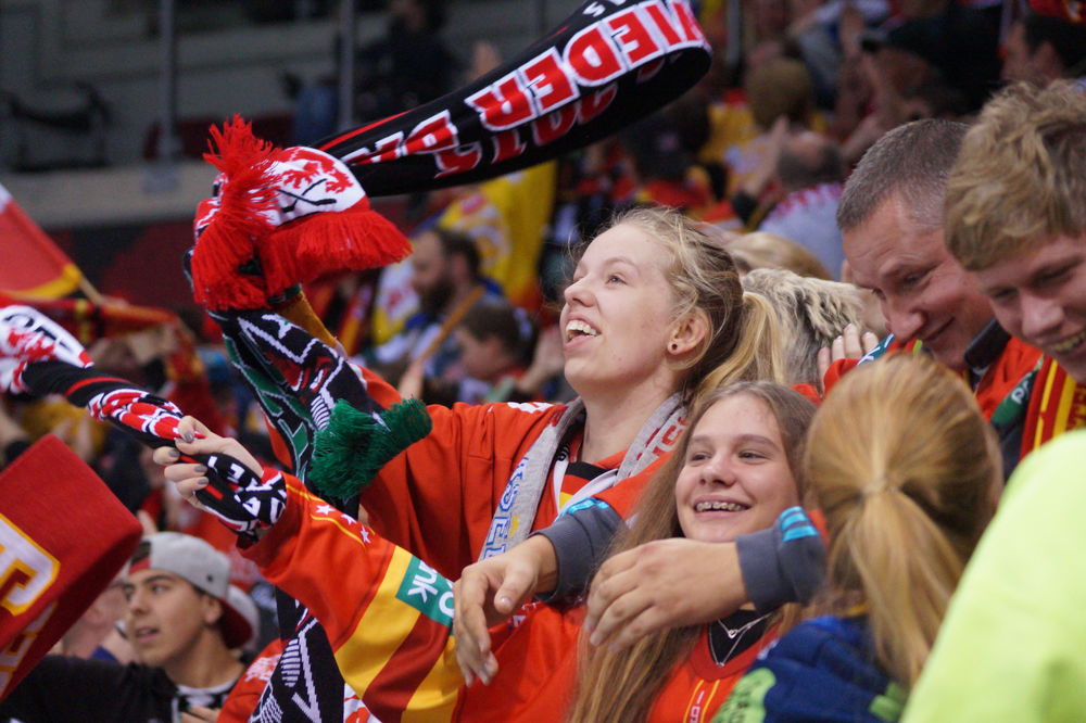 Erleichterung und Freude nach dem Empty-Net-Goal(Foto: Justus B.) Erleichterung und Freude nach dem Empty-Net-Goal(Foto: Justus B.)