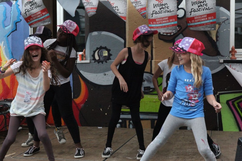 Neben Malen, Sprühen und Kleben gibt es beim Festival viel Musik und Tanz.  40Grad UrbanArt-Festival (Archiv: 2013) Neben Malen, Sprühen und Kleben gibt es beim Festival viel Musik und Tanz. 40Grad UrbanArt-Festival (Archiv: 2013)