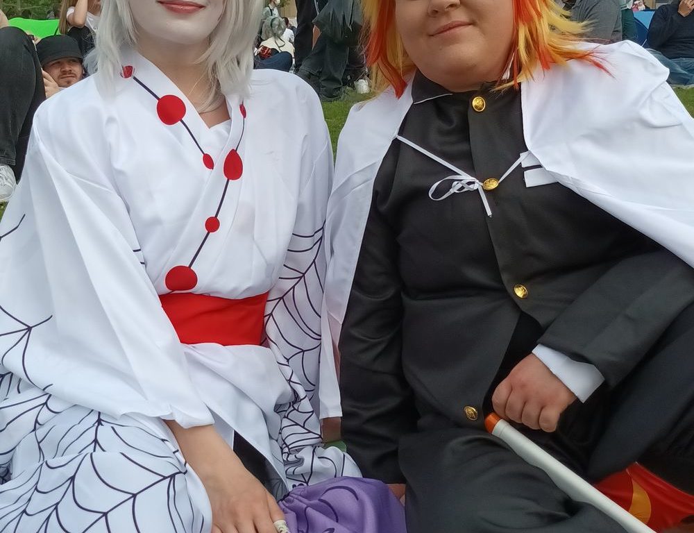 Alina (22, links): "Ich finde, durch Animes lernt man was Frieden und Freundschaft bedeutet und durch die Cosplay-Szene wird das gut vermittelt." Laura (30): "Für mich bedeutet das, dass man sich nicht gegenseitig verurteilt, sich einfach nimmt wie man ist und miteinander verrückt sein kann. Auch dass man Spaß miteinander hat, sich austauscht und neue Leute kennenlernt." Alina (22, links): "Ich finde, durch Animes lernt man was Frieden und Freundschaft bedeutet und durch die Cosplay-Szene wird das gut vermittelt." Laura (30): "Für mich bedeutet das, dass man sich nicht gegenseitig verurteilt, sich einfach nimmt wie man ist und miteinander verrückt sein kann. Auch dass man Spaß miteinander hat, sich austauscht und neue Leute kennenlernt."