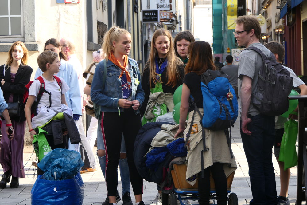 Kurze Absprache, dann geht es weiter. Kurze Absprache, dann geht es weiter.