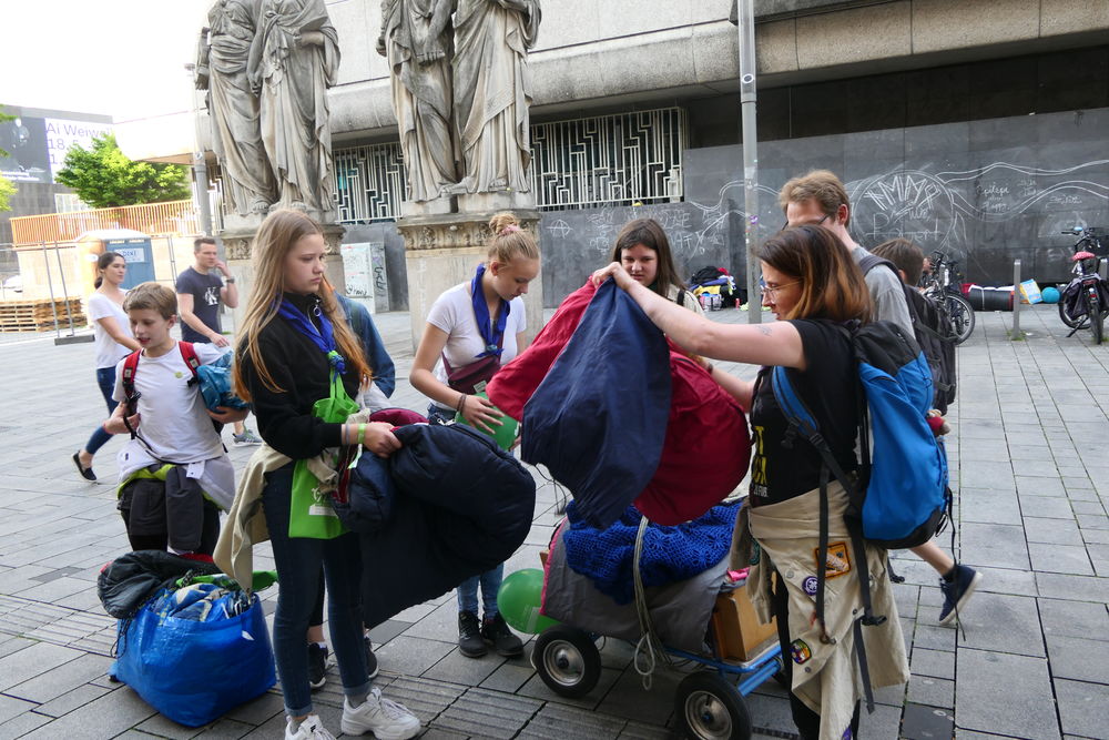 Und schon fleißig am Verteilen. Und schon fleißig am Verteilen.