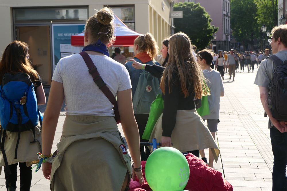 Auf der Suche nach neuen Bedürftigen. Auf der Suche nach neuen Bedürftigen.