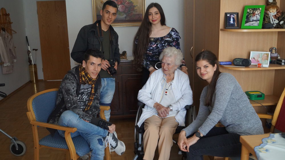 Frau Frank im Altenheim "Herz-Jesu" und youpod Refugee-Team. (Foto: youpod) Frau Frank im Altenheim "Herz-Jesu" und youpod Refugee-Team. (Foto: youpod)