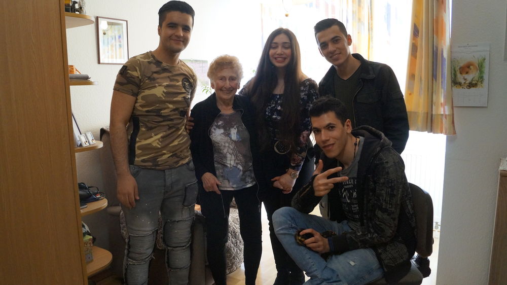 Frau Schuh im Altenheim "Herz-Jesu" und youpod RefugeTeam. (Foto: youpod) Frau Schuh im Altenheim "Herz-Jesu" und youpod RefugeTeam. (Foto: youpod)