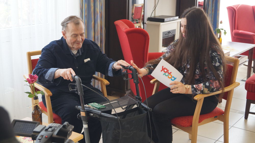 Das Foto ist während des Interviews entstanden. Es zeigt Herr Böhmer und Lana .(Foto: youpod) Das Foto ist während des Interviews entstanden. Es zeigt Herr Böhmer und Lana .(Foto: youpod)