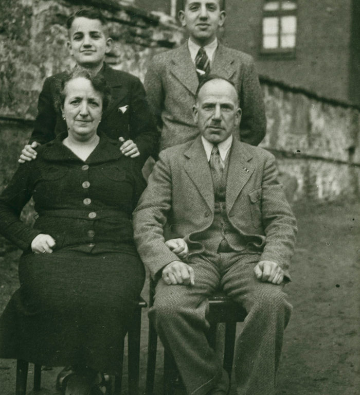 Die Jugendlichen beschäftigten sich mit Günther, Helmut, (oben v. l.) Hermann und Johanna Cahn (unten). Die jüdische Familie wurde unter Hitler verfolgt, die Eltern ermordet. Das ist ein letztes gemeinsames Foto aus dem Jahr 1939.  Mahn- und Gedenkstätte Die Jugendlichen beschäftigten sich mit Günther, Helmut, (oben v. l.) Hermann und Johanna Cahn (unten). Die jüdische Familie wurde unter Hitler verfolgt, die Eltern ermordet. Das ist ein letztes gemeinsames Foto aus dem Jahr 1939. Mahn- und Gedenkstätte