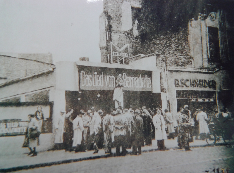 Dieses Foto zeigt das Kino im Jahr 1949. Archiv Heimatverein Bilker Heimatfreunde e. V. Dieses Foto zeigt das Kino im Jahr 1949. Archiv Heimatverein Bilker Heimatfreunde e. V.