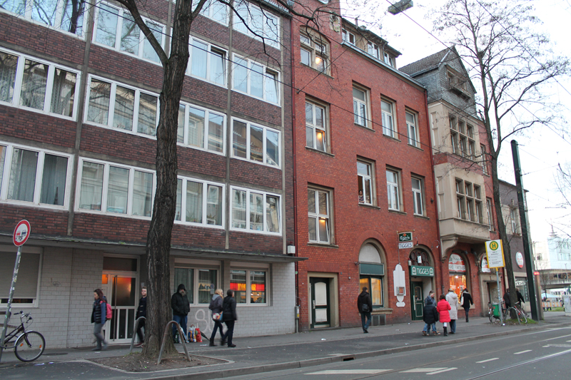 Das Haus, das vorher an dieser Stelle stand, wurde im Zweiten Weltkrieg zerstört. Das zeigt dieses Fotos von 1943. Archiv Heimatverein Bilker Heimatfreunde e. V. Das Haus, das vorher an dieser Stelle stand, wurde im Zweiten Weltkrieg zerstört. Das zeigt dieses Fotos von 1943. Archiv Heimatverein Bilker Heimatfreunde e. V.