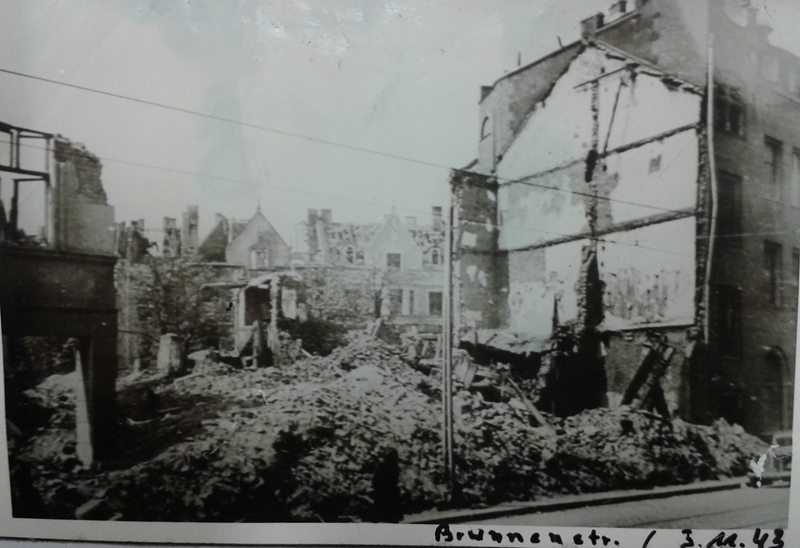 Das Haus, das vorher an dieser Stelle stand, wurde im Zweiten Weltkrieg zerstört. Das zeigt dieses Fotos von 1943. Archiv Heimatverein Bilker Heimatfreunde e. V. Das Haus, das vorher an dieser Stelle stand, wurde im Zweiten Weltkrieg zerstört. Das zeigt dieses Fotos von 1943. Archiv Heimatverein Bilker Heimatfreunde e. V.