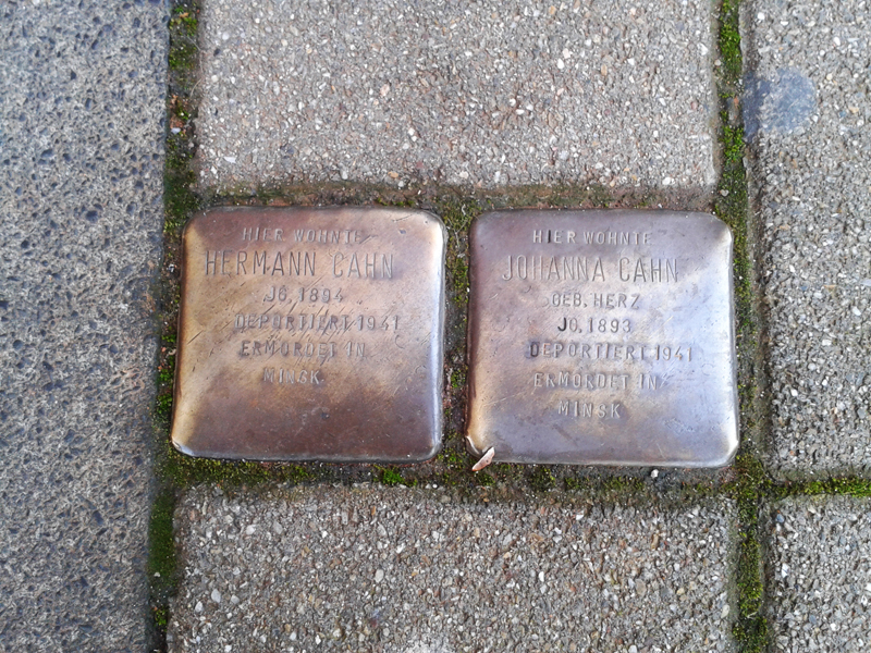 Davor sind die beiden Stolpersteine im Gehweg.  jt Davor sind die beiden Stolpersteine im Gehweg. jt