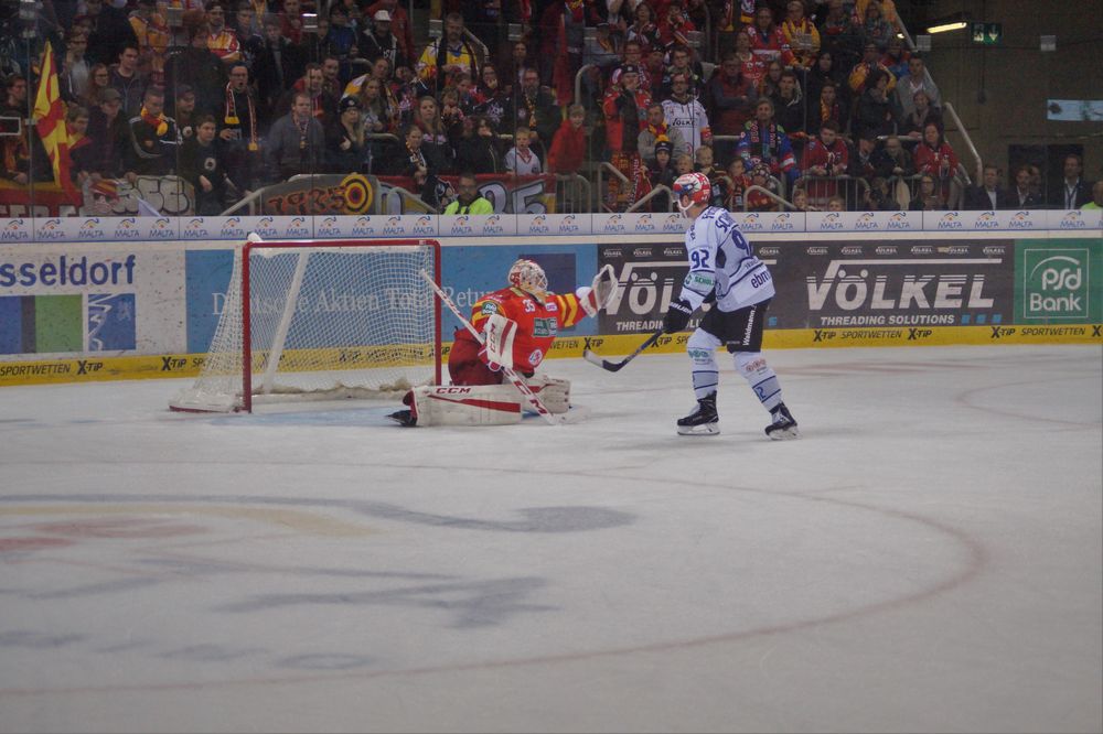 Goalie Niederberger vollführt Paraden vor dem Tor ... Goalie Niederberger vollführt Paraden vor dem Tor ...