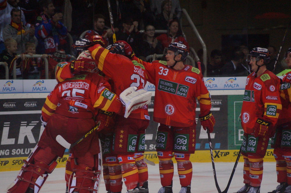 Torjubel nach dem Siegtreffer durch Kurt Davis; Justus B. Torjubel nach dem Siegtreffer durch Kurt Davis; Justus B.