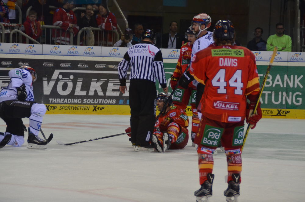 Rob Collins startet eine Sitzblockade; Lara A. Rob Collins startet eine Sitzblockade; Lara A.