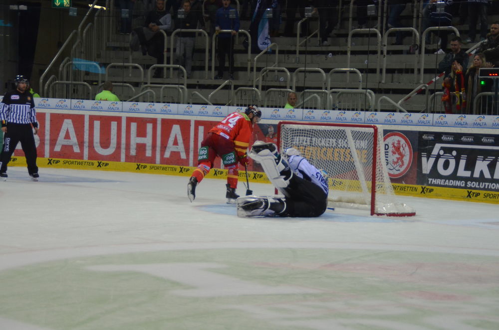Milley überrennt den Torwart der Schwenninger; Lara A. Milley überrennt den Torwart der Schwenninger; Lara A.