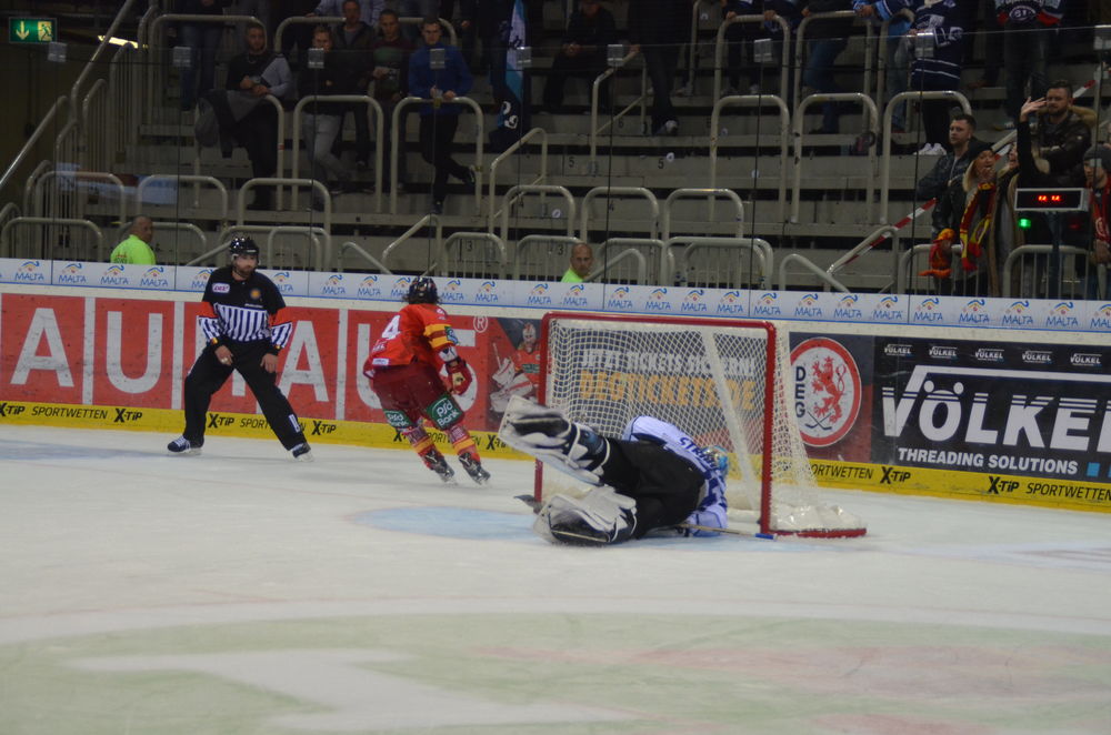 Kurt Davis zischt am Tor vorbei - nicht ohne vorher zu treffen; Lara A. Kurt Davis zischt am Tor vorbei - nicht ohne vorher zu treffen; Lara A.