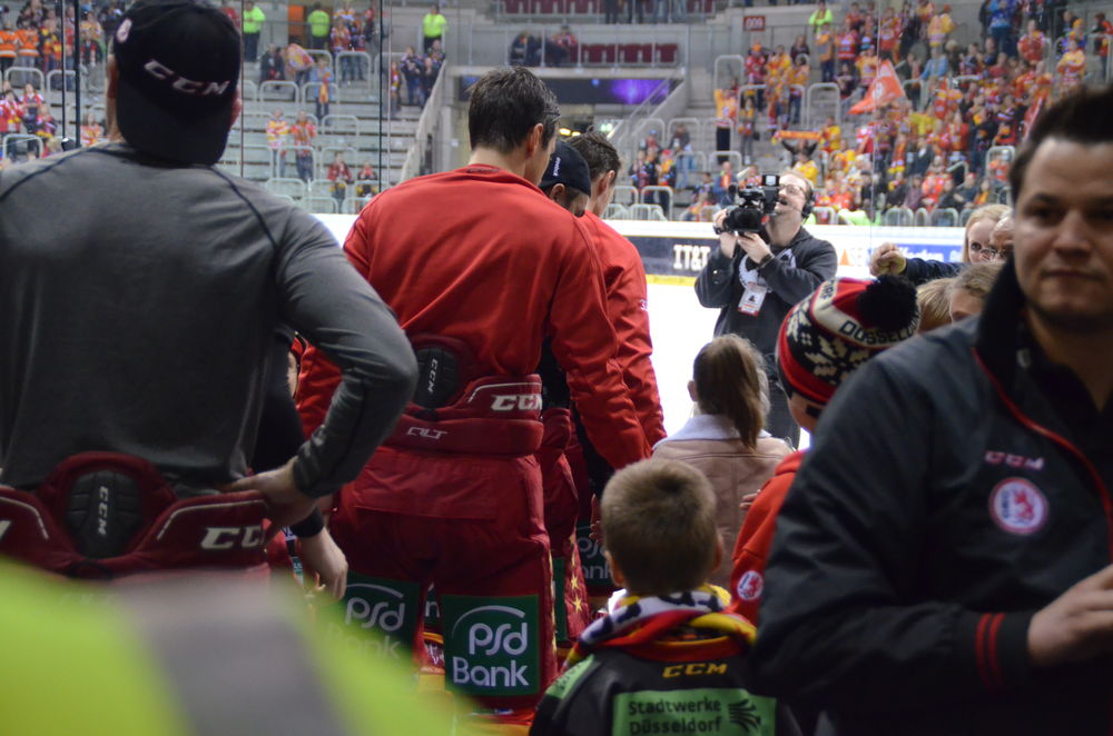 Jeder sammelt seine Kinder ein, um den Fans nach dem Sieg Tschüß zu sagen; Lara A. Jeder sammelt seine Kinder ein, um den Fans nach dem Sieg Tschüß zu sagen; Lara A.