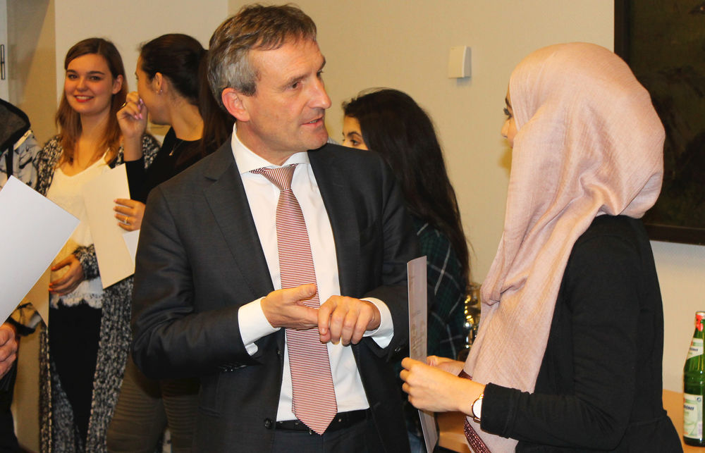 Der Jugendrat verabschiedet sich Oberbürgermeister Geisel bedankt sich beim Jugendrat. Mitglied Ikram Qassiti freut sich über die Ehrenamtsurkunde. (Foto: Jonathan)