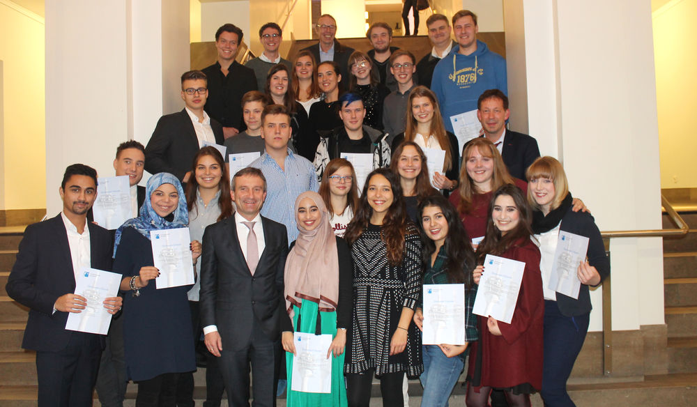 Drei Jahre haben sich die Jugendlichen für andere Jugendliche eingesetzt. Zur letzten Sitzung der Amtszeit kam OB Geisel. (Foto: Jonathan) Drei Jahre haben sich die Jugendlichen für andere Jugendliche eingesetzt. Zur letzten Sitzung der Amtszeit kam OB Geisel. (Foto: Jonathan)