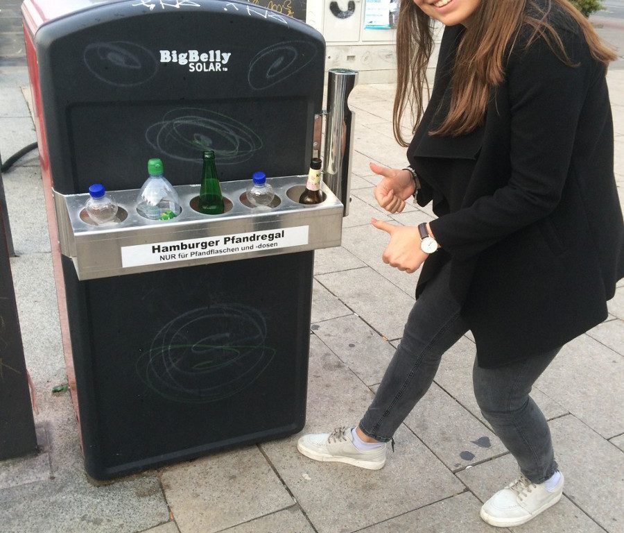 Sophia Giannakis zeigt einen Pfandring in Hamburg. Sie brachte die Idee nach Düsseldorf. (Foto: Jugendrat)
