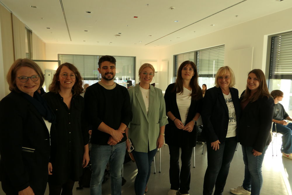 Klaudia Zepunkte, Katharina Schunck, Jan Dieren, Carissa Wagner, Iryna Shum, Sigrid Wolf und Stella Rütten (v. l. n. r.) (Foto: youpod / Vivian)