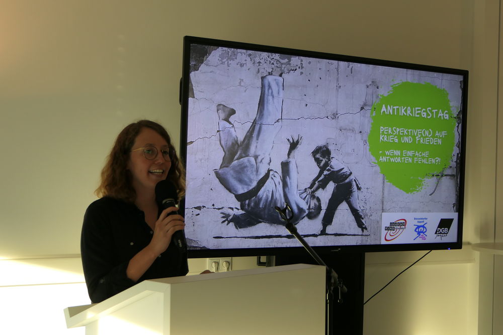 Katharina Schunck vom Jugendring Düsseldorf führte durch den Abend... (Foto: youpod / Vivian)