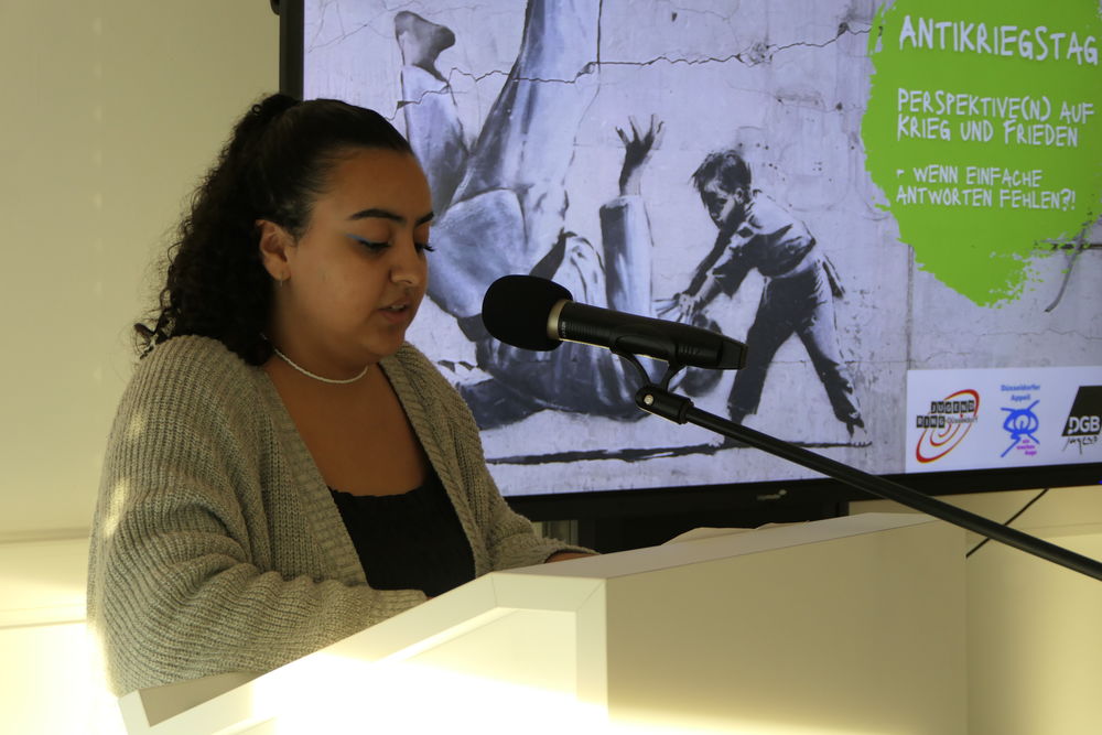 Hafida von der Grünen Jugend trug einen Poetry Slam Beitrag vor. (Foto: youpod / Vivian)