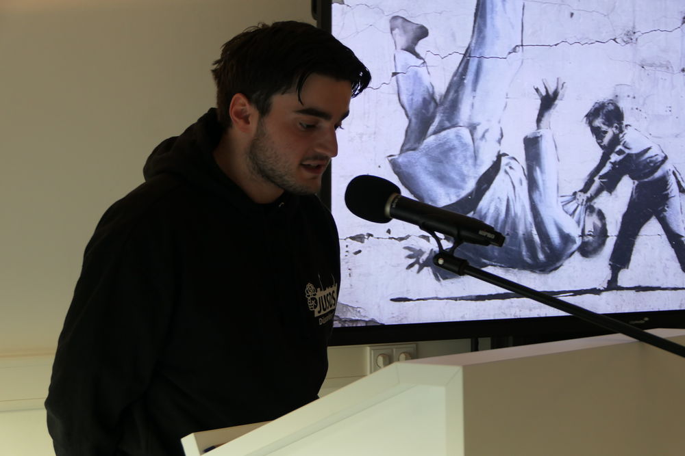 Roan von den Jusos hielt auch einen Redebeitrag. (Foto: youpod / Vivian)
