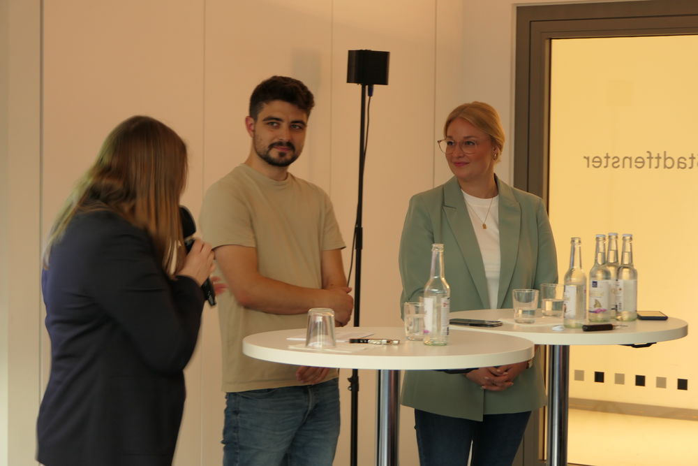 Der Bundestagsabgeordnete Jan Dieren und Carissa Wagner (IGM) kamen mit den Besucher*innen ins Gespräch. (Foto: youpod / Vivian)