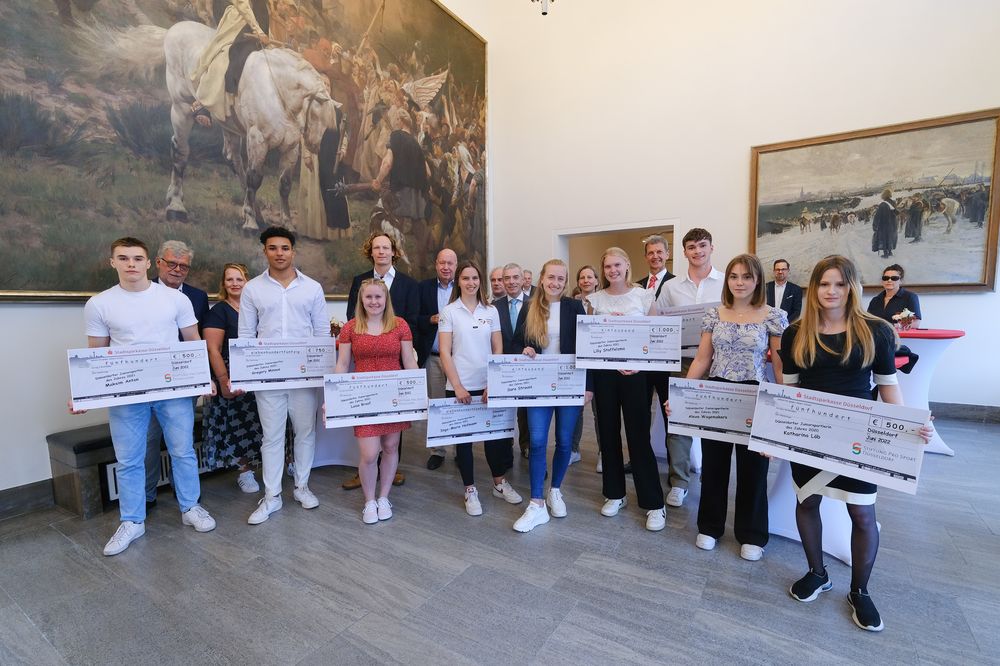 Bürgermeister Josef Hinkel (hinten rechts) ehrte die jungen Talente im Jan-Wellem-Saal des Düsseldorfer Rathauses. (Foto: Landeshauptstadt Düsseldorf/Michael Gstettenbauer)